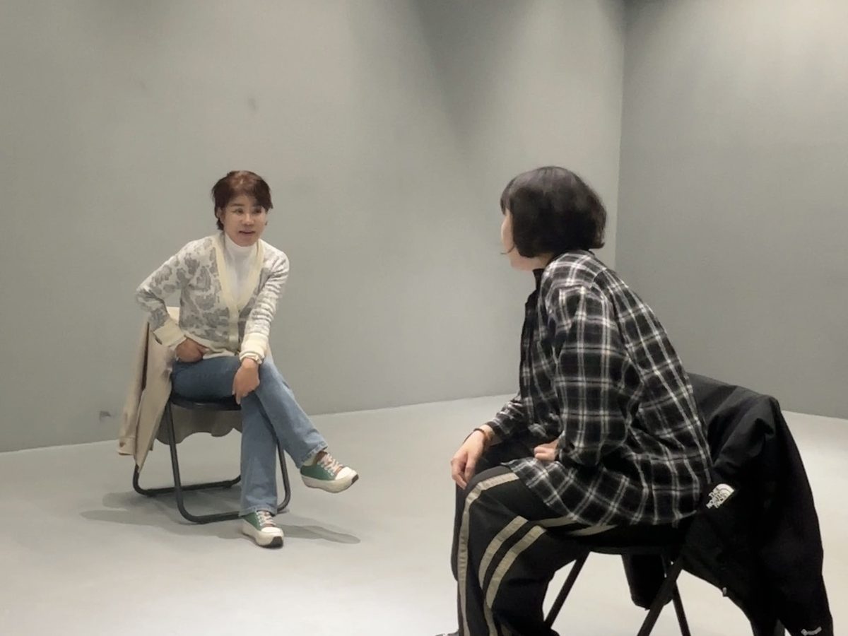 연기 번개 클래스에서 두 사람이 마주 앉아 장면을 연습하는 모습