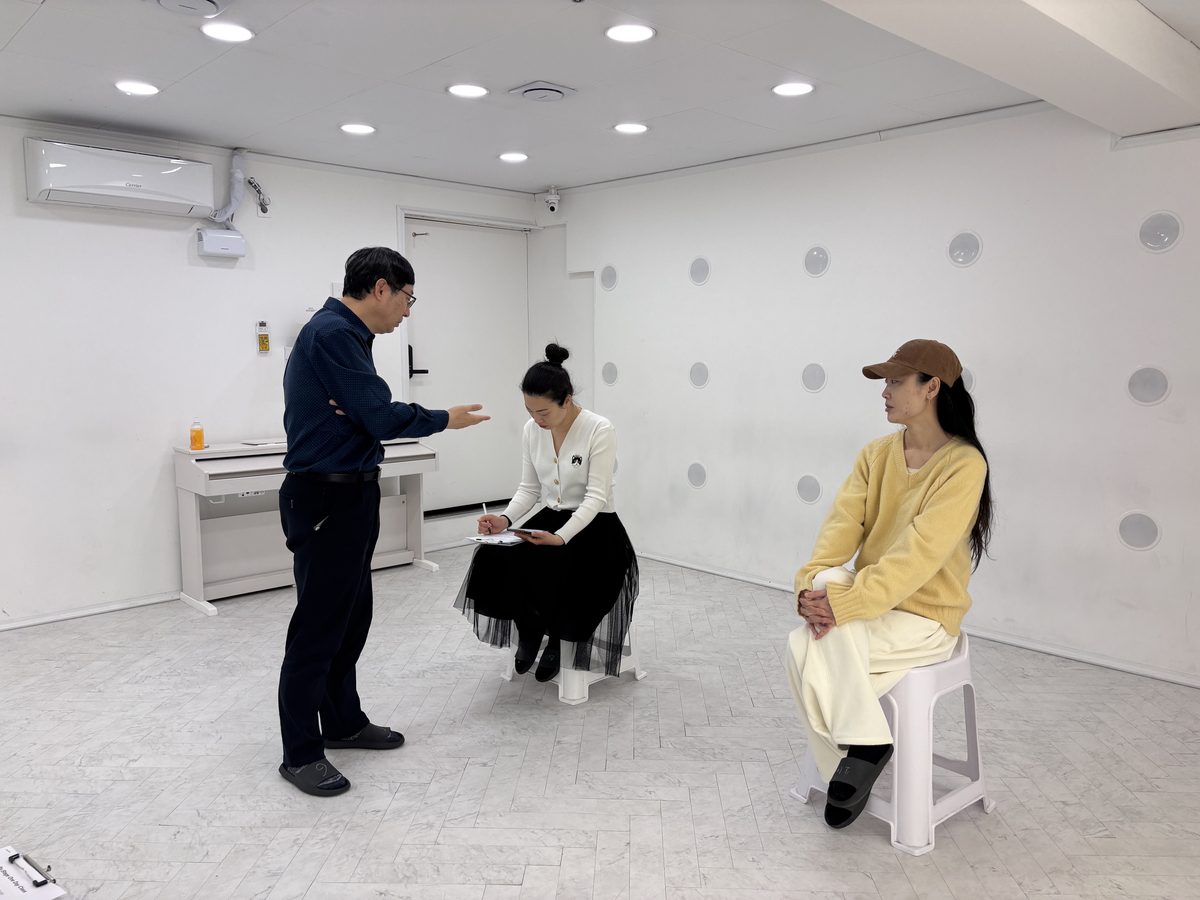 연기 원데이 클래스에서 강사가 참여자에게 피드백하는 모습