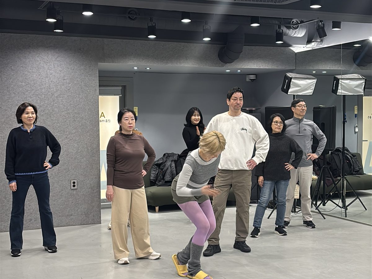 모델 원데이 클래스에서 참여자들이 워킹 자세를 배우는 모습